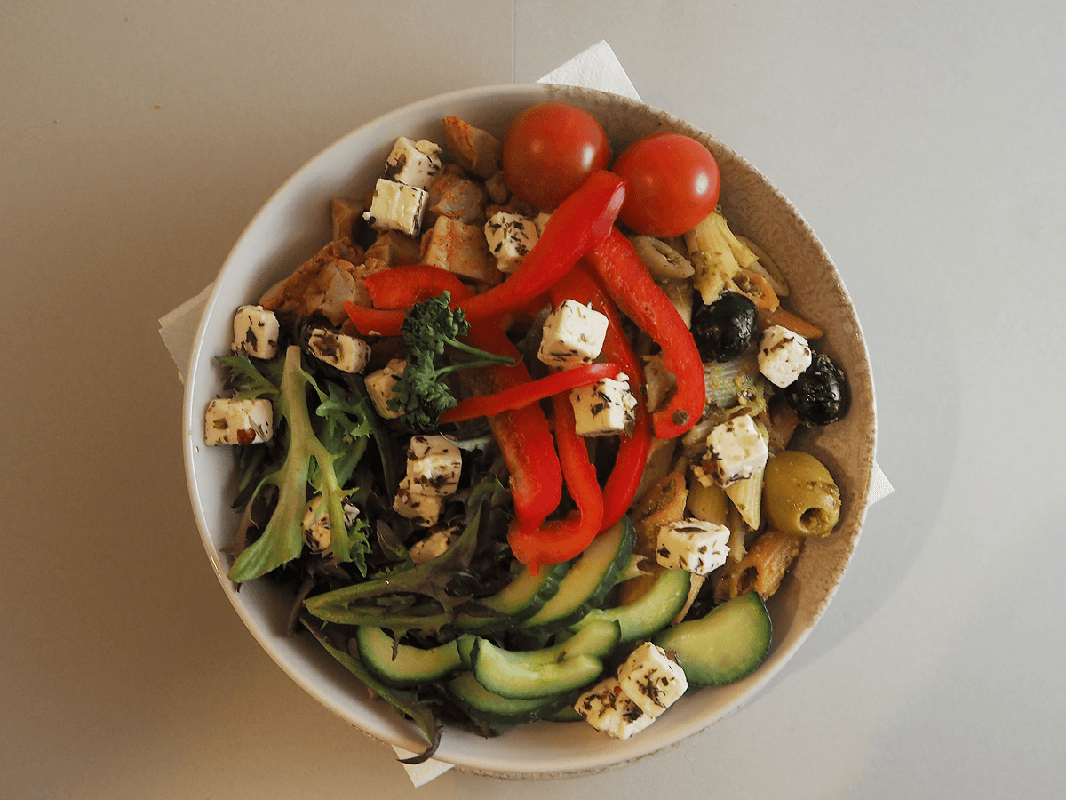 Pastasalat med kylling og pesto